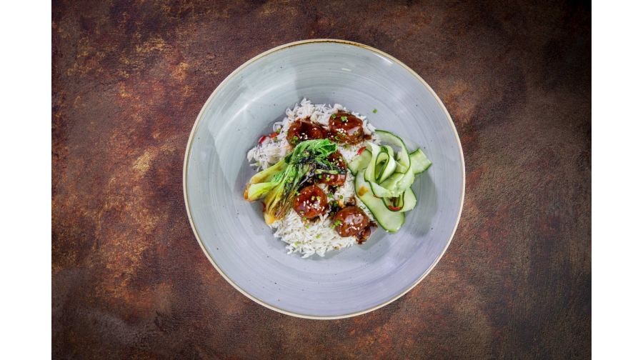 Mleté kuličky glazované v sójovo-medové omáčce s rýží a okurkovým salátem (vegetariánské)